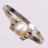 Ring med åttkantslipade diamanter ca 0,06ctv, odlad pärla, stl 19¼, bredd 5,7mm, J. Petterssons, Stockholm, år 1962, vitguld 18K Vikt: 2,7 g
