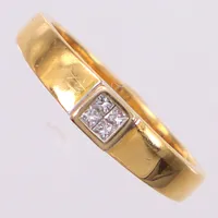 Ring med prinsesslipade diamanter 4 x ca 0,02ct, stl 17½, bredd 2-4mm, GHA, 18K  Vikt: 3,8 g