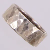 Ring med hamrad dekor, stl 22, bredd 9mm. 925/1000 silver  Vikt: 8,8 g