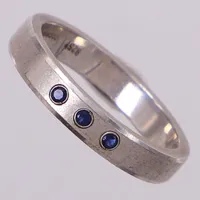 Ring med blå stenar, stl 20½, bredd 4mm. 925/1000 silver  Vikt: 5,5 g