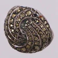 Ring med markasiter, stl 14½, bredd ca 3,5-16mm, stenar saknas. 830/1000 silver  Vikt: 6,8 g