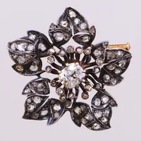 Brosch, Ø ca 35mm, i form av en blomma med antikslipad diamant, ca 1,20ct, större nagg, samt rosenslipade diamanter, ostämplat silver, nål 18K. Finns  för visning på Pantbanken Östermalm  Vikt: 10,4 g