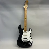 Elgitarr Squire Stratocaster by Fender, serienr JV26763, Japan, kraftigt slitage, lackskador, stötskador, bakplatta saknas, skadat hårt fodral  Skickas med Bussgods eller PostNord