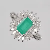 Ring med grön sten troligen smaragd samt olikslipade diamanter ca 0,97ctv enligt gravyr, stl 16¼, platina Vikt: 8,1 g