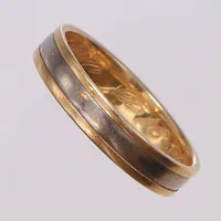 Ring, tvåfärgad, stl 17½, bredd ca 4mm, gravyr, 18K Vikt: 3,4 g
