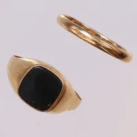 2 st ringar, med svart sten, delvis gravyr, skeva 18K  Vikt: 5,9 g