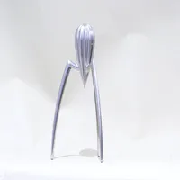 Citronpress, "Juicy Salif", Philippe Starck för Alessi, formgiven 1990, formgjuten och polerad aluminium, höjd 29cm, bruksslitage Vikt: 0 g