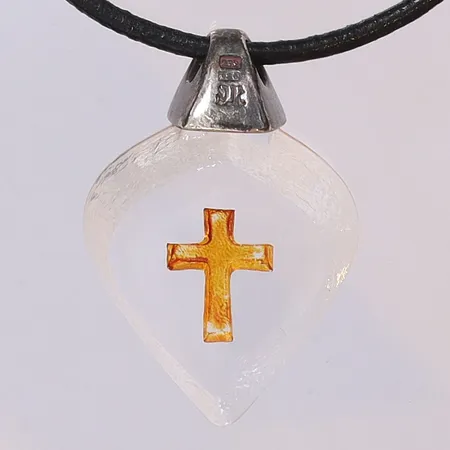 Hänge, Mats Jonasson, Målerås, glas och silver med dekor av kors, läderrem, längd 44cm, silvret 925/1000 Vikt: 0 g