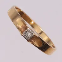 Ring med diamant 1x0,03ct, stl 18, bredd 2-4mm, 18K Vikt: 1,7 g