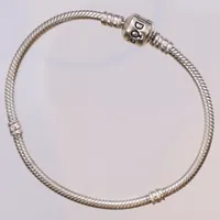 Armband, Pandora, innerdiameter ca 6cm, silver 925/1000 Vikt: 14 g