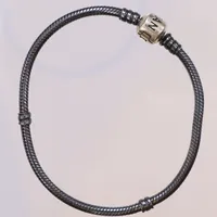 Armband, Pandora, innerdiameter ca 65mm, mörkoxiderat silver 925/1000 Vikt: 14,5 g