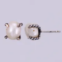 Ett par örhängen med pärlor, längd: ca 0,9cm, bredd: ca 8mm, stopper saknas, ostämplat, 830/1000, Silver  Vikt: 2,3 g