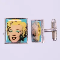 Ett par manschettknappar, motiv Marilyn Monroe, längd: ca 2cm, bredd: ca 18mm, 925/1000, Silver, med etui Simon Carter London Vikt: 21,3 g