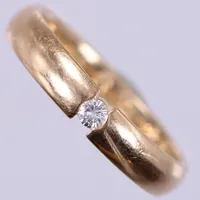 Ring med diamant ca 1x00,04ct, stl: ca 16, bredd: ca 3mm, gravyr, BÖS, 18K  Vikt: 3,6 g
