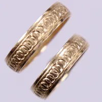 Två ringar, stl: ca 16¾ och 18¾, bredd: ca 5mm, graverade, 18K  Vikt: 7,9 g