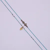 Kedja med integrerat hänge, längd ca 41cm, bredd ca 1,1-11,6mm, pärlor saknas, färgbortfall på kedjan, förgyllt och färgat silver 830/1000 Vikt: 1,4 g