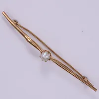 Brosch med odlad pärla, längd: ca 7cm, 2-6mm, defekt nål, bucklig, 18K  Vikt: 2,3 g