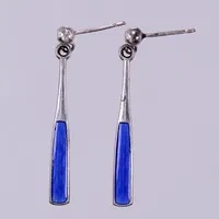Ett par örhängen med blå emalj, David Andersen Norway, längd: ca 4cm, bredd: ca 1-4mm, stoppers saknas, 925/1000, silver Vikt: 2,5 g
