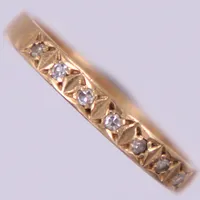 Ring med diamanter, ca 7x0,01ct åttkantslipade, stl: ca 16½, bredd: ca 2,5mm, gravyr, 18K  Vikt: 1,9 g
