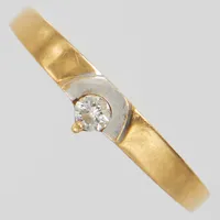 Ring, briljantslipad diamant 1xca0,05ct, Ø17, bredd:1,5-4mm, 18K Vikt: 1,7 g