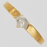Ring, briljantslipad diamant 1xca0,05ct, Ø17, bredd:1,5-4mm, 18K  Vikt: 1,7 g