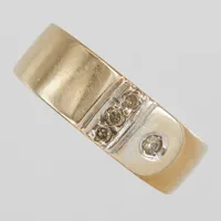 Ring med diamanter 1 x ca. 0,02 + 3 x ca. 0,01ct, samtliga möjligen syntetiska, Ø17¼, 4,5-6,5mm, 18K Vikt: 5,3 g