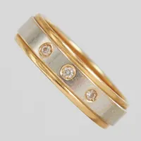Ring med diamanter 3 x ca. 0,01ct, Ø16, bredd: 4,8mm, vitguld/gulguld, 18K Vikt: 4 g
