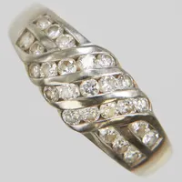 Ring, vita stenar, Ø18¾, bredd: 1,7-8mm, vitguld, 9K Vikt: 2,6 g