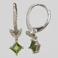 Silverörhängen, diamanter 38xca0,005ct, peridoter, 25x7mm, aristocrazy, 925/1000 Vikt: 2,1 g