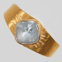 Ring, blå sten, Ø16, bredd: 2,5-7,5mm, 18K Vikt: 1,7 g
