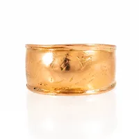 Kupad ring i 18K guld med en graverat mönster. Den är 5,2 - 9,5 mm bred, är storlek 14¾ (liten storlek) och väger 4,2g. Kattfot. 