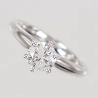 Solitär ring, briljantslipad diamant ca 0,70ct ca TW-W/P3, stor inneslutning i form av vitt moln, stl 15¼, bredd 2,2 - 7,2mm, vitguld, ostämplad 14K Vikt: 3 g