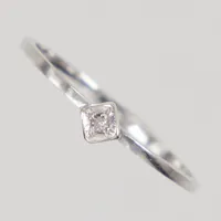 Ring, stl 17½, diamant 1x ca 0,005ct, bredd 1,1 - 3,9mm, vitguld 18K Vikt: 1,2 g