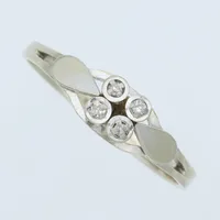 Ring vitguld med 4 st diamanter på totalt 0,04 ct enligt gravyr, storlek 17 ¾ mm, bredd 1,9-5 mm, 18 k. Vikt: 2,4 g