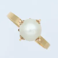 Ring med pärla. storlek 15 ¼ mm, bredd 2-9,3 mm, 18 k. Vikt: 1,7 g