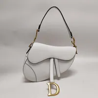 Väska Christian Dior saddle bag, elfenbensvit, kalvskinn med D format väsksmycke i gulmetall, rem med C och D, 26x20x6,5cm, Ett ytterfack på baksidan, fack med dragkedja på insidan, märkt Christian Dior Made in Italy 05-RU-0231 Certifikat år 2021, manual, dustbag