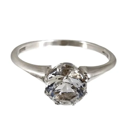 Ring, silver 925/1000, vit sten, Ø17½ mm, bredd 1,5-6 mm, sten utan anmärkning, tillverkarstämpel NW, fint skick Vikt: 1,6 g