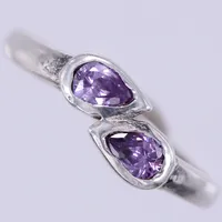 Ring med lila stenar, stl: 14¾, bredd: ca 2-6mm, otydlig stämpel, silver Vikt: 1,5 g