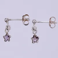 Ett par örhängen stjärnor med lila stenar, längd: ca 1,2cm, bredd: ca 4mm, 925/1000, silver Vikt: 0,6 g