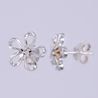 Ett par örhängen blommor med vita stenar, Ø ca 11mm, 925/1000, silver Vikt: 2,4 g