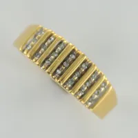 Ring med diamanter, totalt ca 0,20ct, stl 17¼, bredd 2-5mm, 18K  Vikt: 3,2 g