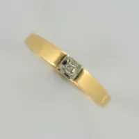Ring med diamant, ca 0,02ct, stl 16½, repig, bredd 2mm, 18K  Vikt: 1,6 g