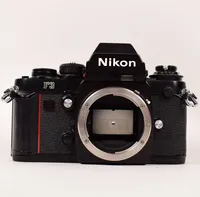 Kamera Nikon F3, svart, serienummer 1349355, med body cap, slitage, fastnat/går ej att dra fram. Vikt: 0 g