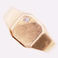 Klackring med diamant ca 0,02ct, stl  20, bredd 4-10mm, stämplad W & A, 2008, 18K guld. Finns för visning på Pantbanken Kista.  Vikt: 9,9 g
