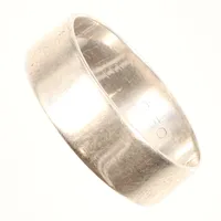 Ring, stl 21, bredd ca 7mm, gravyr, 950/1000 Vikt: 3,7 g