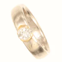 Ring diamant, 0,38ct enligt gravyr, stl 16½, bredd 4,7mm, gravyr, 18K  Vikt: 6 g