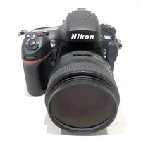 Digital systemkamera Nikon D800, serienr 6148086, objektiv Nikon AF-S Nikkor 85mm 1:1.8 G, serienr 305898, polarisationsfilter, laddare, linsskydd till objektiv saknas, lucka på kamera saknas, kameraväska  Skickas med postpaket.