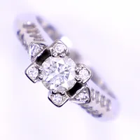 Ring med diamanter, totalt ca 0,70ct, mittsten ca 0,50ct, stl 16½, bredd 4mm, 18K  Vikt: 7,6 g