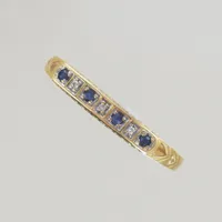 Ring med diamanter/safirer, Ø 18½ mm, bredd 3,4 mm, lite ojämn skena, 18K Vikt: 1,8 g