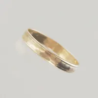 Ring, Ø 20 mm, bredd 3,4 mm, graverad ojämn, 18K Vikt: 1,8 g